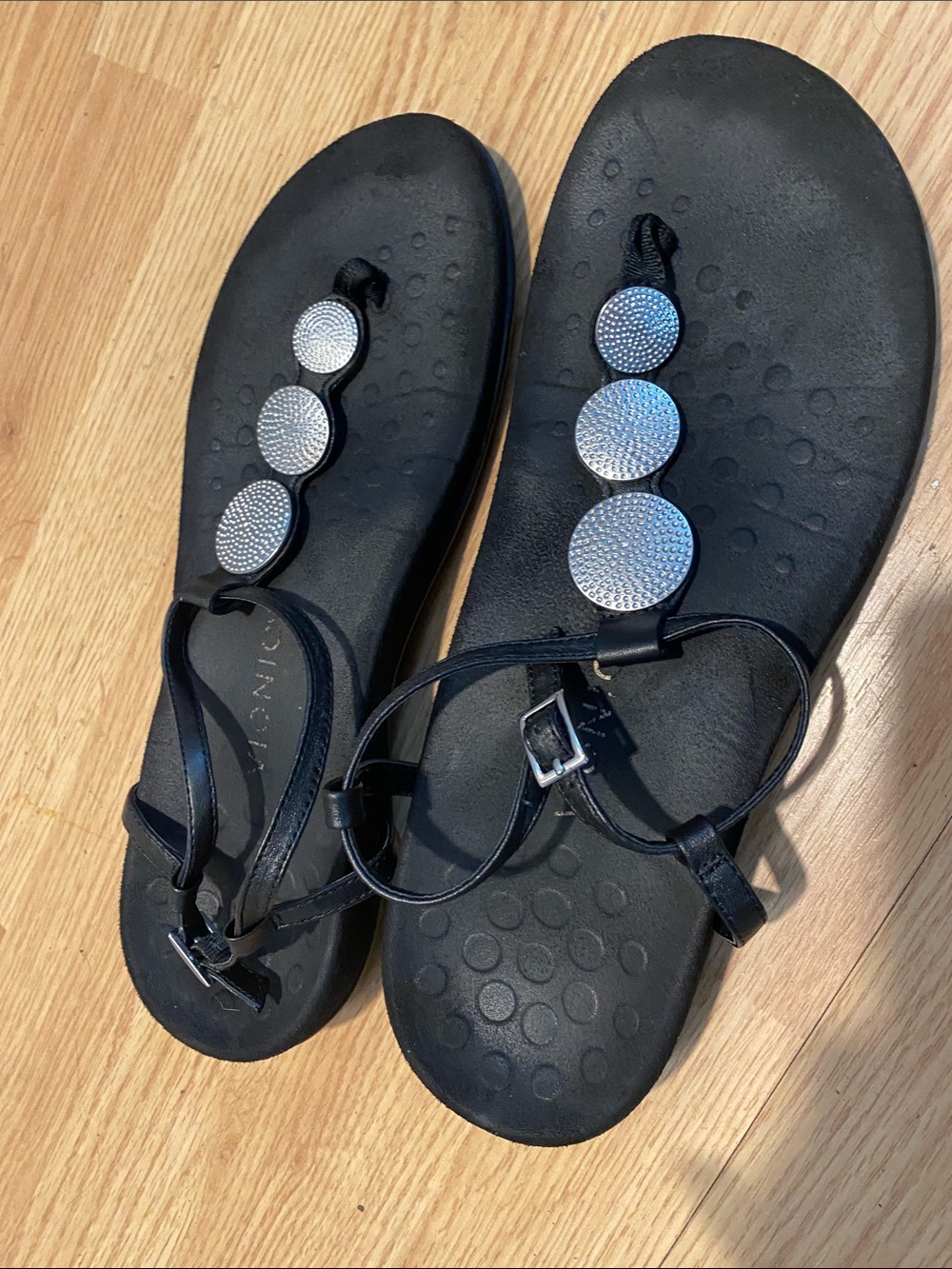 Preowned women’s Vionic Black T-Strap Sandals with Silver Accents 11 good